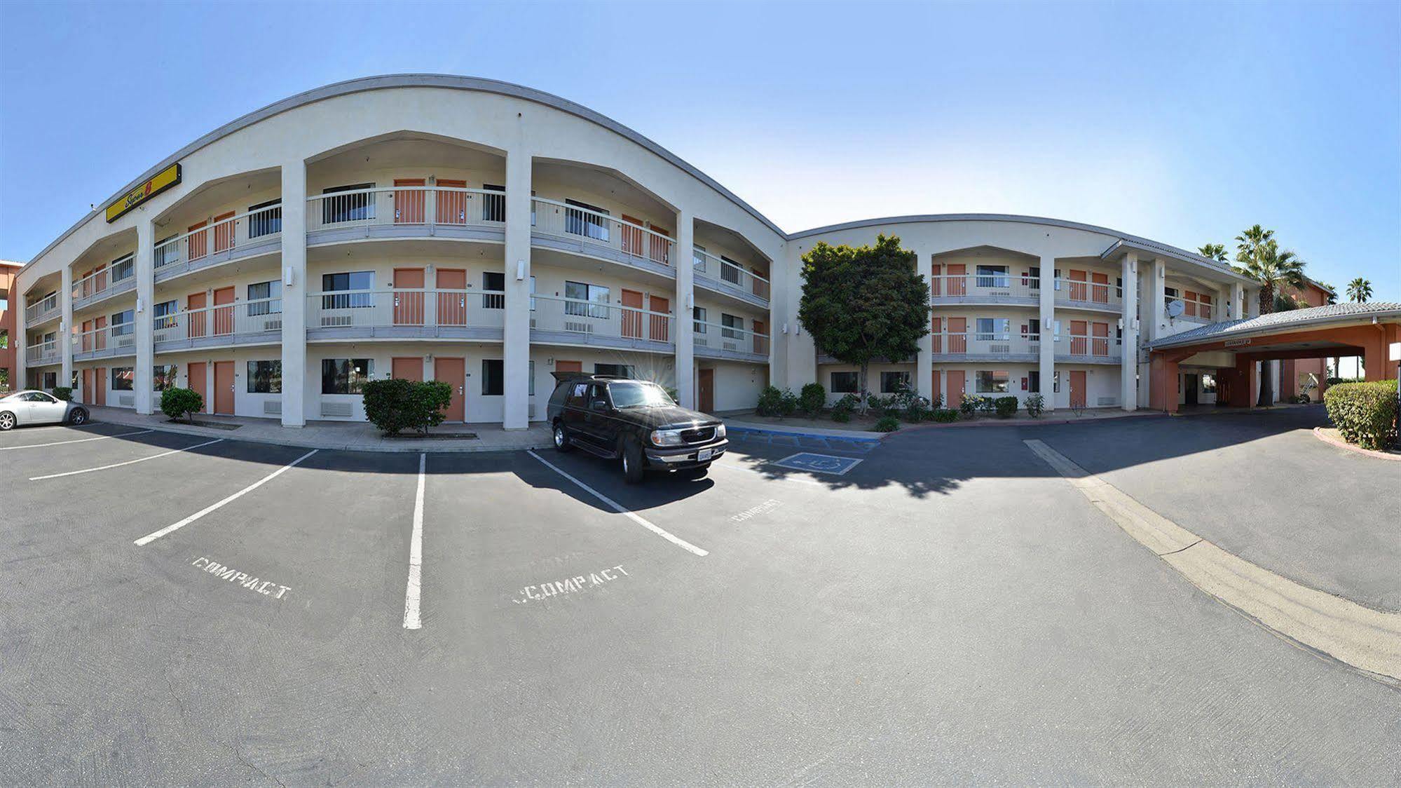 Super 8 By Wyndham Bakersfield/Central Екстер'єр фото